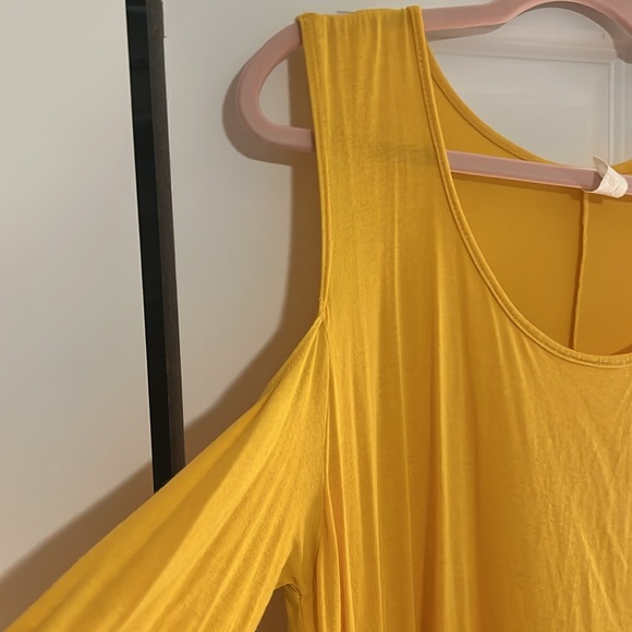 Cold shoulder long top - Picture 2 of 2